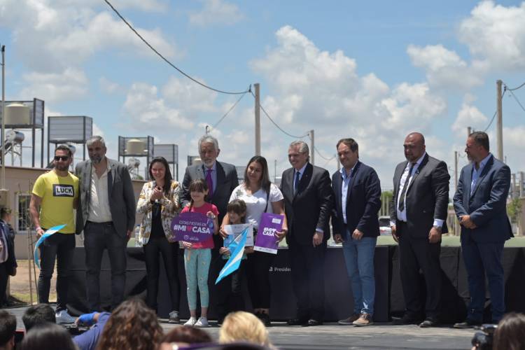 SUEÑOS CUMPLIDOS EN LA PROVINCIA DE SAN LUIS: 300 FAMILIAS DE VILLA MERCEDES FESTEJARÁN LAS FIESTAS EN SUS NUEVOS HOGARES