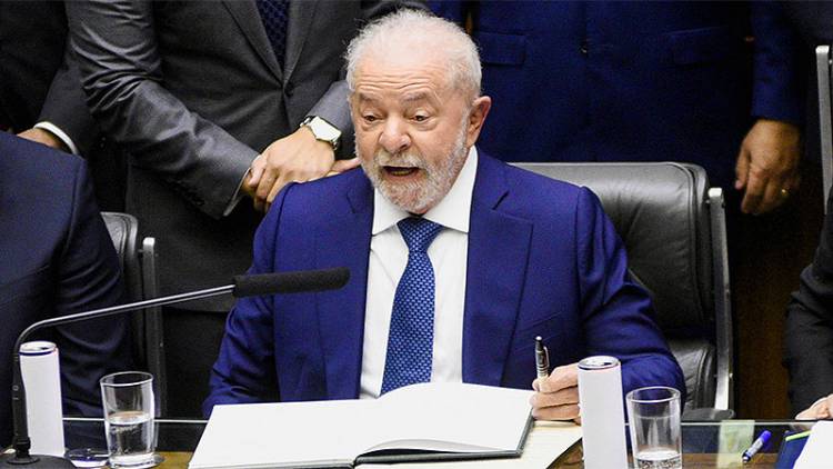 FIN A MEDIDAS IMPULSADAS POR BOLSONARO: LULA FIRMÓ UNA DECENA DE DECRETOS TRAS ASUMIR COMO PRESIDENTE DE BRASIL