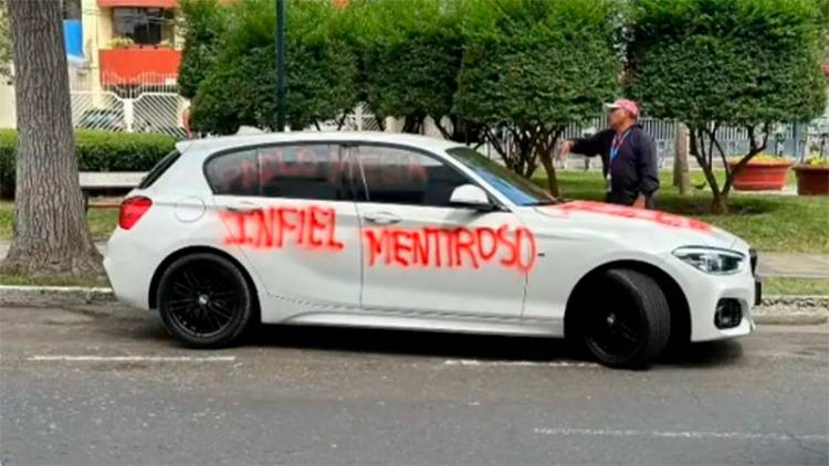 EN PERÚ UNA MUJER VENGÓ LA INFIDELIDAD DE SU MARIDO Y LE PINTÓ GRAFITIS EN SU AUTO