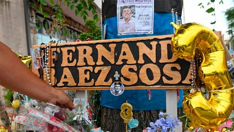 CON VELAS, ROSARIOS Y CARTAS, RECUERDAN A FERNANDO EN EL LUGAR DONDE FUE ASESINADO HACE TRES AÑOS