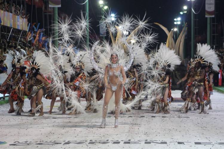 CARNAVAL DE CORRIENTES: MAS DE 20.000 PERSONAS COLMARON EL CORSÓDROMO “NOLO ALIAS”