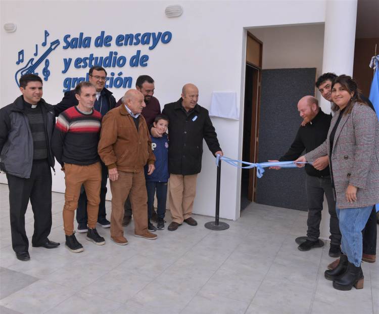 PARTIDO DE MAR CHIQUITA: EL OBISPO MESTRE Y EL INTENDENTE JORGE PAREDI INAUGURARON LA SALA DE ENSAYO Y ESTUDIO DE GRABACIÓN 