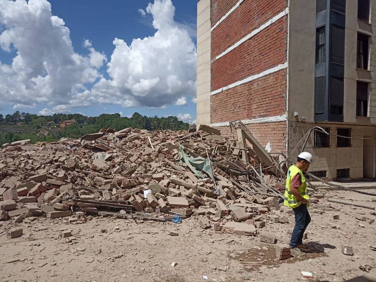 SE DERRUMBÓ UN EDIFICIO DE 5 PLANTAS EN EL CENTRO DE UNA CIUDAD EN ESPAÑA