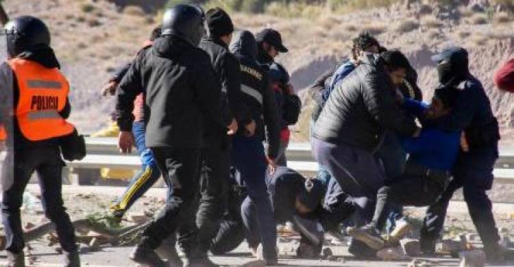 JUJUY: PARO NACIONAL DE ESTATALES EN RECLAMO DEL "CESE DE LA REPRESIÓN POLICIAL", UN MENOR PERDIÓ UN OJO POR UNA BALA DE GOMA