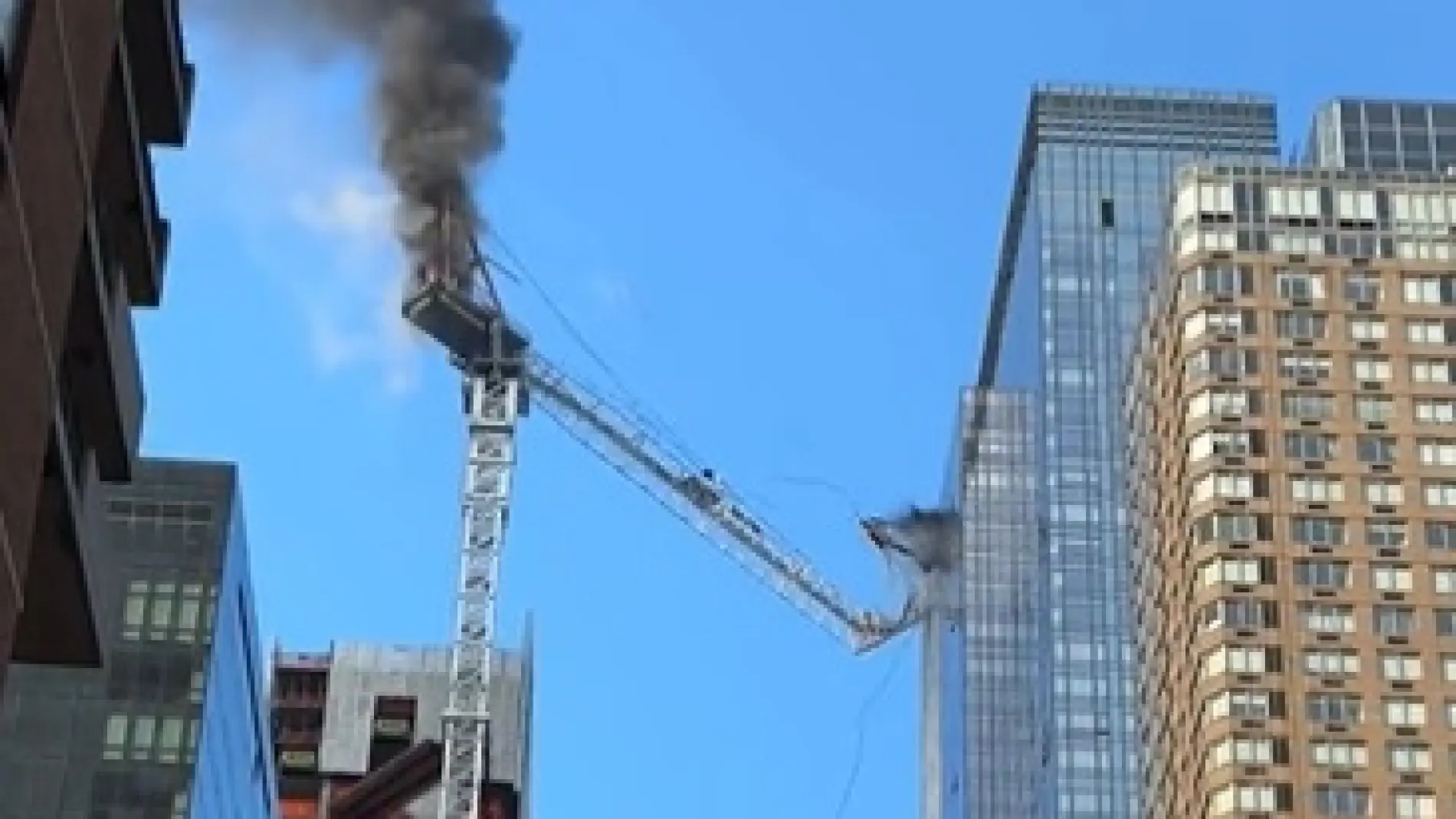 SUSTO EN NUEVA YORK: UNA GRÚA COLAPSÓ
