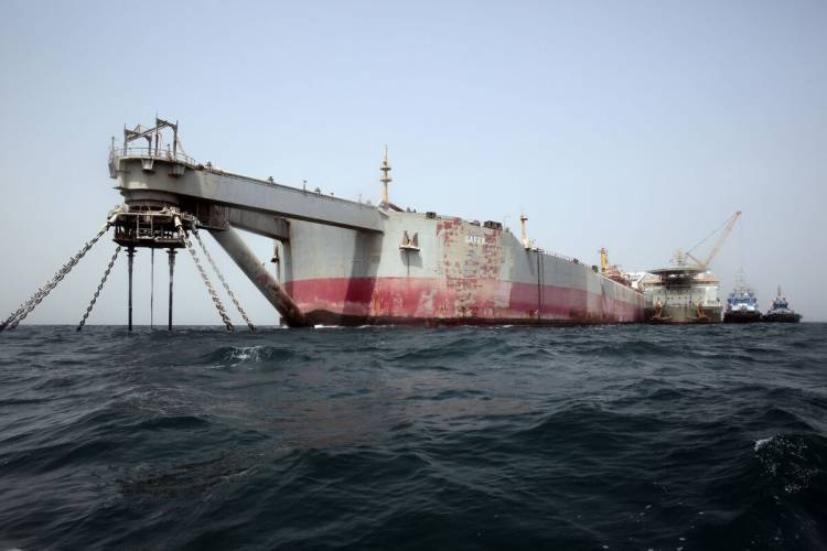 YEMEN: EXTRAEN PETRÓLEO DE UN BUQUE VARADO Y DETERIORADO PARA EVITAR DERRAME EN EL MAR ROJO