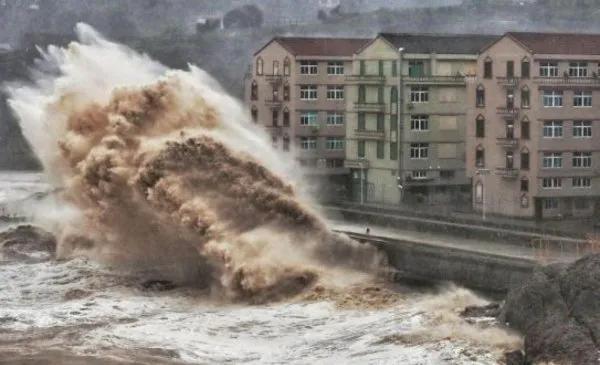 EL TIFÓN DOKSURI AZOTA EL SURESTE DE CHINA 