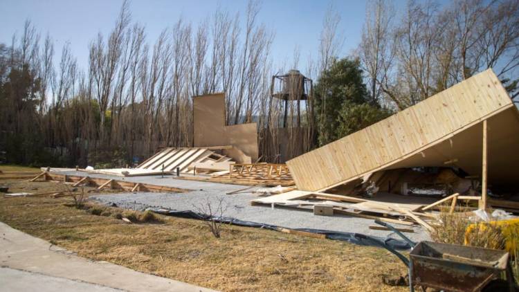 DESTROZOS, CORTES DE ENERGÍA Y UN CAMIÓN TUMBADO EN COMODORO RIVADAVIA 