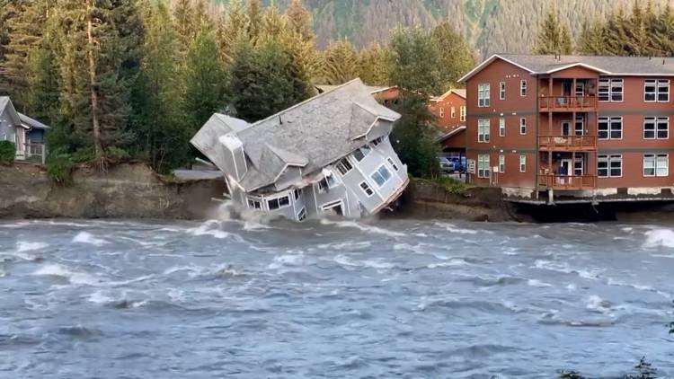IMPACTANTE DERRUMBE DE UNA CASA SOBRE UN RÍO, EN MEDIO DE LAS INUNDACIONES EN ALASKA 