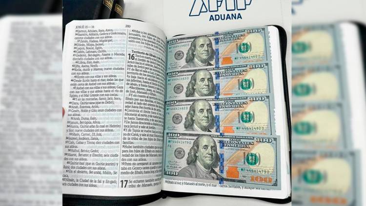 SANTA ENCOMIENDA: DESCUBRIERON 17.000 DÓLARES OCULTOS EN BIBLIAS QUE ENVIABAN A ESTADOS UNIDOS