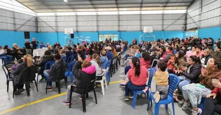 BUENOS AIRES - PARTIDO DE MAR CHIQUITA: PAREDI Y WALTER WINI SE REUNIERON CON LOS VECINOS POR LAS VIVIENDAS EN PIRÁN 