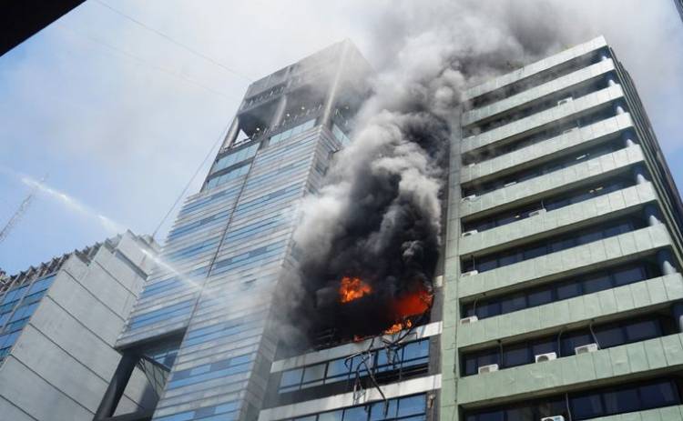 UNA MUJER MUERTA Y MÁS 40 PERSONAS HOSPITALIZADAS POR EL INCENDIO EN UN EDIFICIO EN EL BAJO PORTEÑO