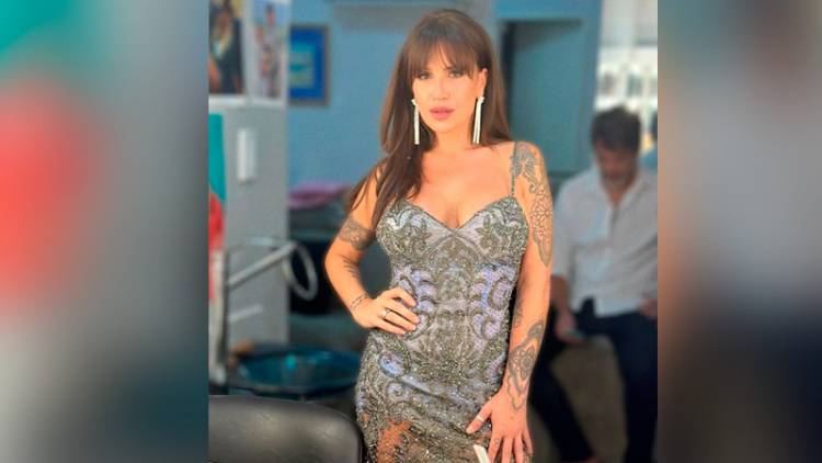 TRASLUCIDO Y CON BRILLOS, ASÍ FUE EL VESTIDO CON EL QUE FAMOSA LUCIÓ SUS CURVAS