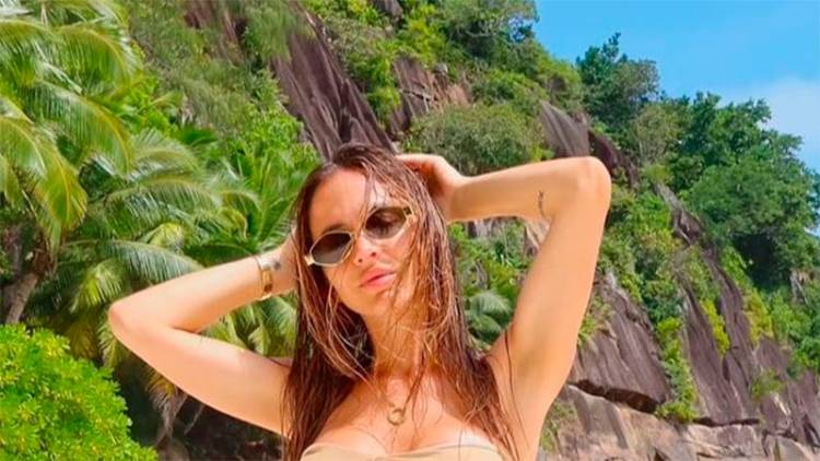 ESPOSA DE TAGLIAFICO, CARO CALVAGNI, POSÓ EN MICROBIKINI COLOR ARENA