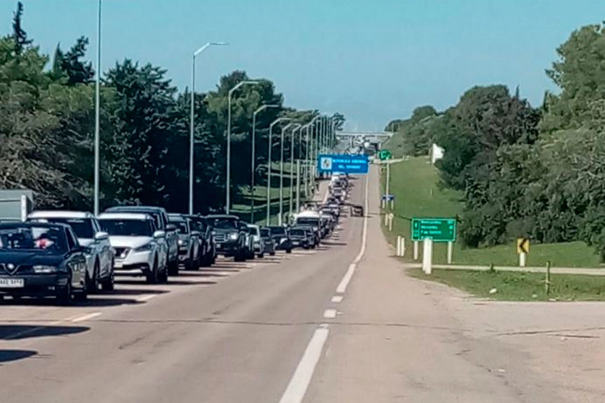 AFLUENCIA VEHICULAR: SE REGISTRARON LARGAS FILAS DE AUTOS CON TURISTAS URUGUAYOS PARA CRUZAR A ARGENTINA