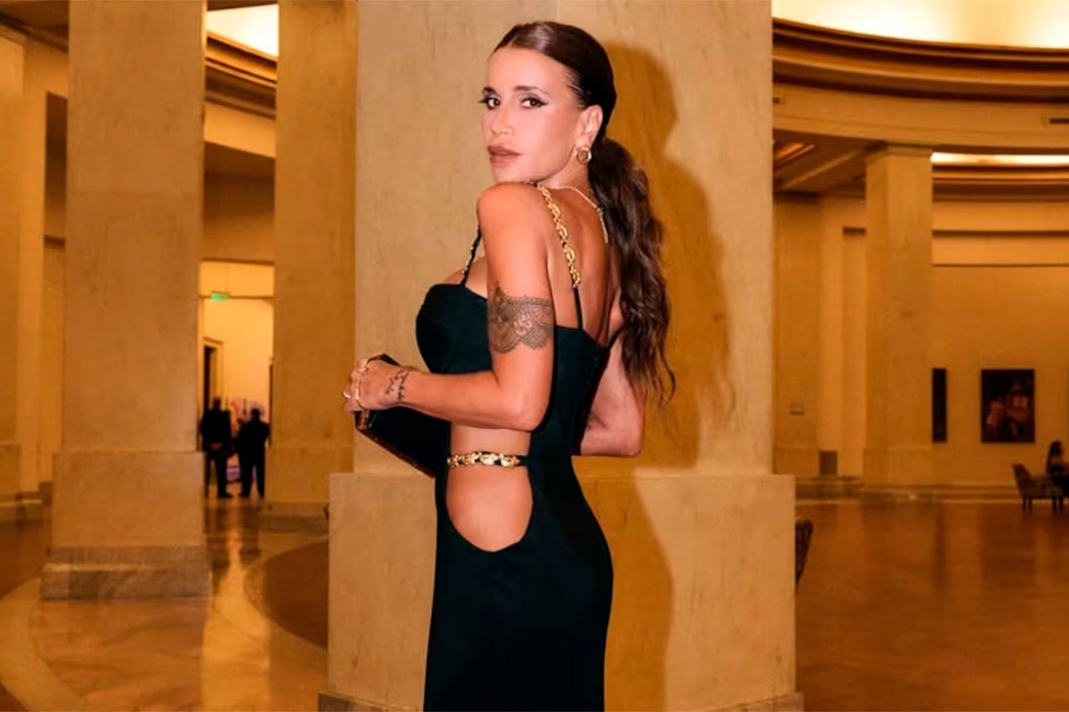 FLORENCIA PEÑA CAUTIVÓ CON UN VESTIDO NEGRO AJUSTADO, AUDAZ Y CON ABERTURAS SENSUALES