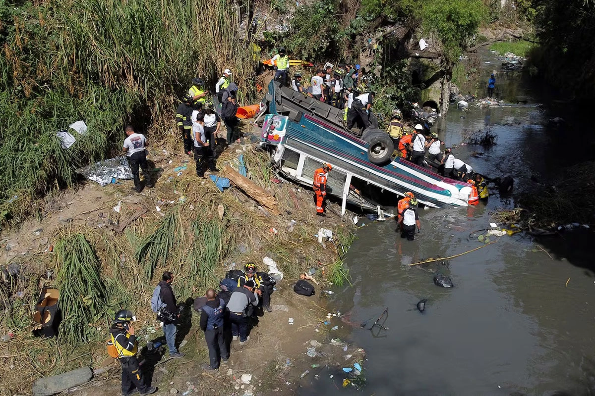 TRAGEDIA EN GUATEMALA, UN ÓMNIBUS CAYÓ DE UN PUENTE: SE REPORTARON 55 MUERTES