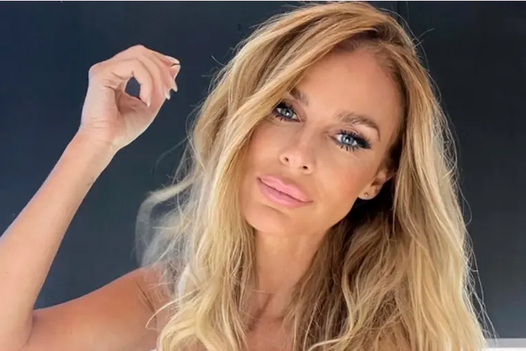 SABRINA ROJAS DESLUMBRÓ EN EL CARIBE CON UNA MICROBIKINI ROJO Y DORADO