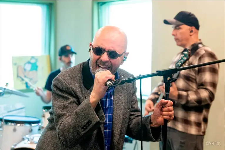 EL INDIO SOLARI GRABÓ CON LOS FUNDAMENTALISTAS DEL AIRE ACONDICIONADO Y EMOCIONÓ A SUS FANS