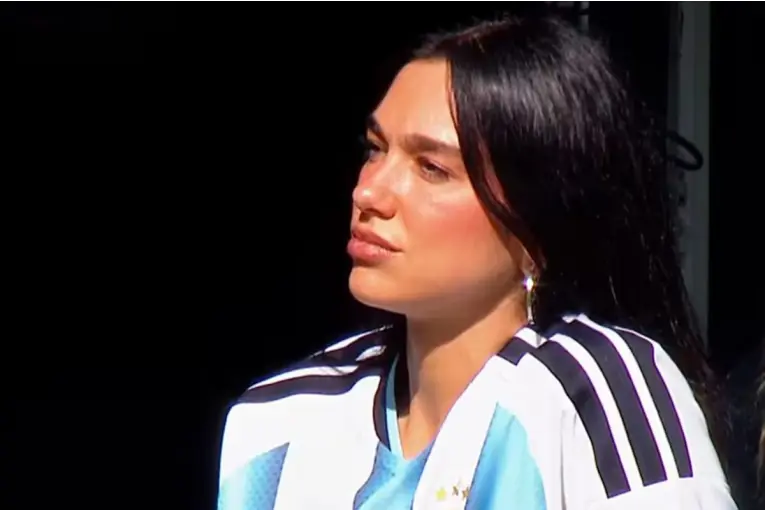 DUA LIPA SORPRENDIÓ EN LA BOMBONERA DURANTE EL SUPERCLÁSICO BOCA–RIVER