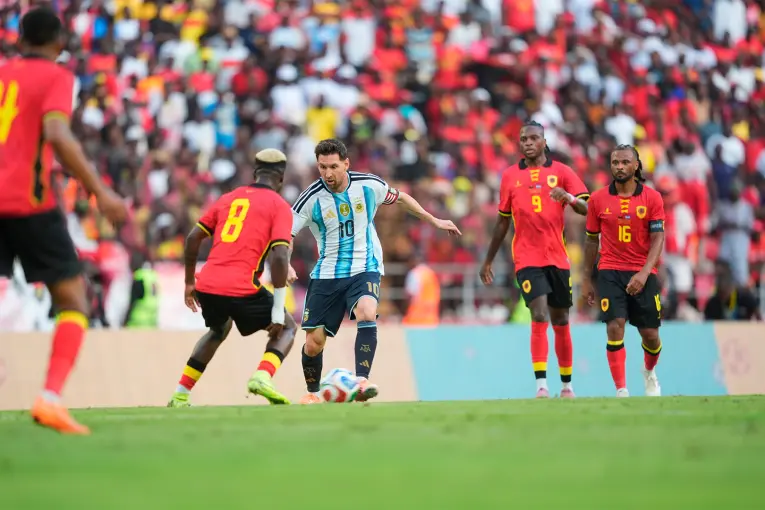 ARGENTINA CERRÓ EL AÑO CON UN TRIUNFO 2-0 ANTE ANGOLA EN LUANDA