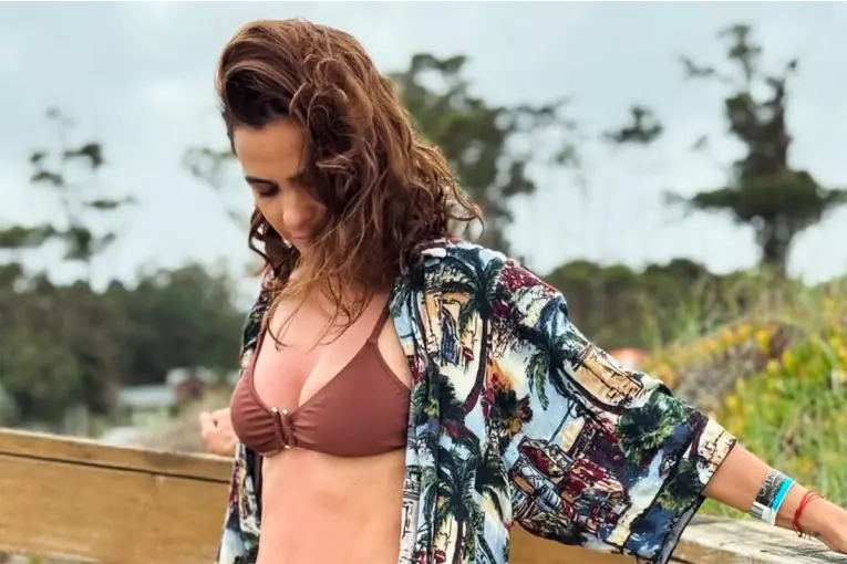 AGUSTINA CHERRI DESLUMBRA EN LA PLAYA CON UNA MICROBIKINI MOCHA MOUSSE