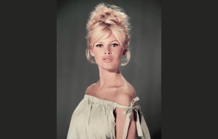BRIGITTE BARDOT: LA SENSUALIDAD QUE DESAFIÓ SU ÉPOCA Y CAMBIÓ LA HISTORIA DE LA MODA