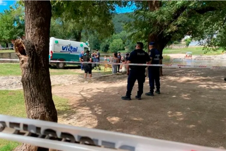 UN TURISTA MURIÓ AL INGRESAR AL AGUA EN UN BALNEARIO DE CARLOS PAZ