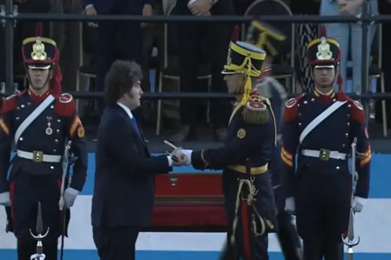 EN SAN LORENZO, MILEI JUSTIFICÓ EL TRASLADO DEL SABLE CORVO Y LANZÓ DURAS CRÍTICAS AL PERONISMO