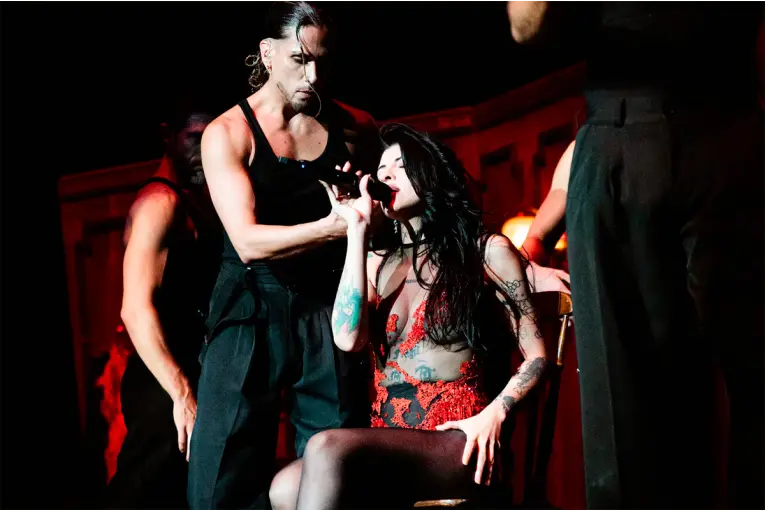 Cazzu impactó con transparencias y encaje en el Arena