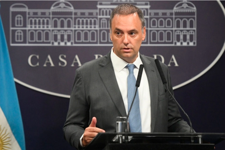 Adorni admitió que fue un error decir “deslomarse” por su viaje a EE.UU.