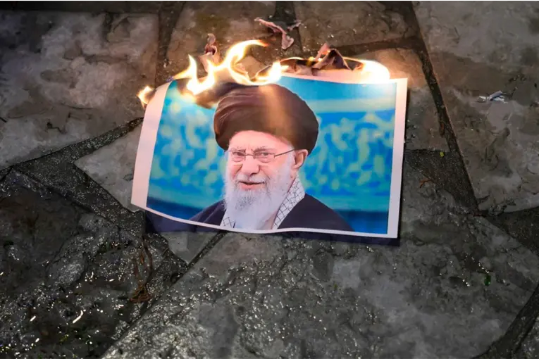 Israel afirma haber destruido el avión que usaba Alí Khameneí en Teherán