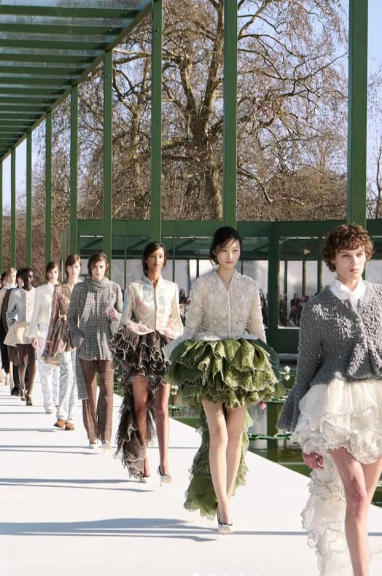 Dior otoño-invierno 2026/2027: elegancia, flores y feminidad en París