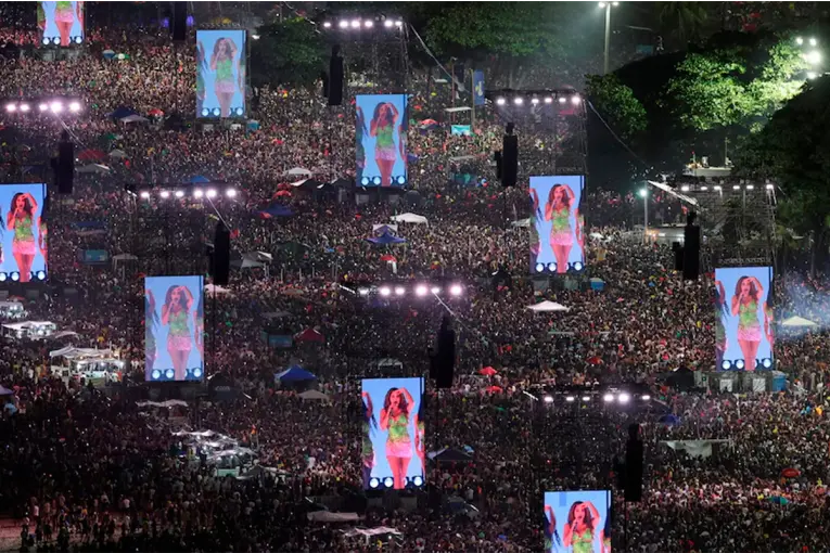 Shakira hizo historia en Copacabana con más de 2 millones de fans