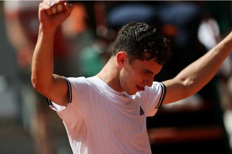 Juan Manuel Cerúndolo hizo historia en Roland Garros y avanzó a octavos tras casi seis horas de batalla