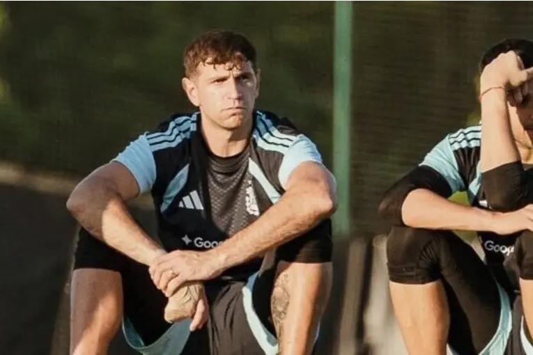 “Llego”: Dibu Martínez llevó tranquilidad y aseguró que estará en el debut de Argentina en el Mundial 2026