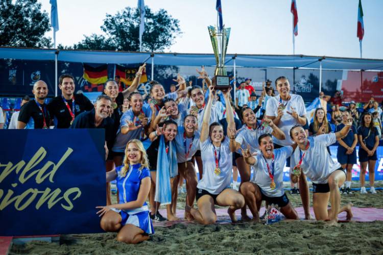 Las Kamikazes hicieron historia: Argentina conquistó el oro en el Mundial de Beach Handball y sumó además el bronce masculino