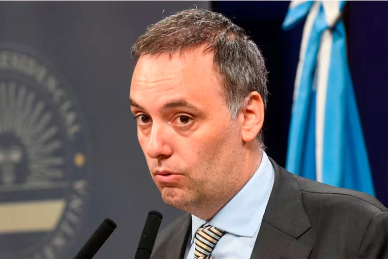 La Justicia prohibió a Manuel Adorni salir del país por una causa de enriquecimiento ilícito