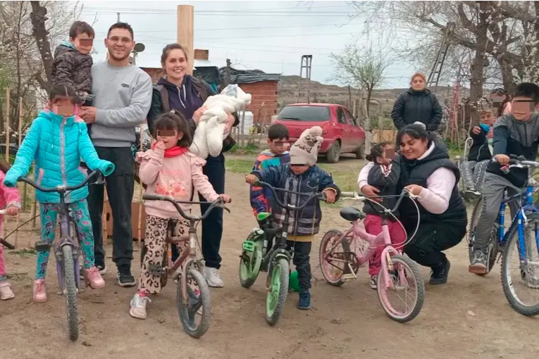 Recuperó 900 bicicletas abandonadas y las regala a chicos: la historia solidaria que emociona a Río Negro