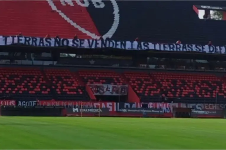 Secuestraron una bandera contra la Ley de Tierras en el estadio de Newell's antes del partido con Boca