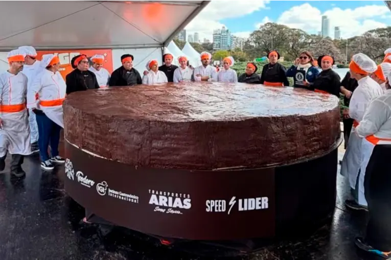 El alfajor más grande del mundo es argentino: pesó 3.112 kilos y batió el récord Guinness